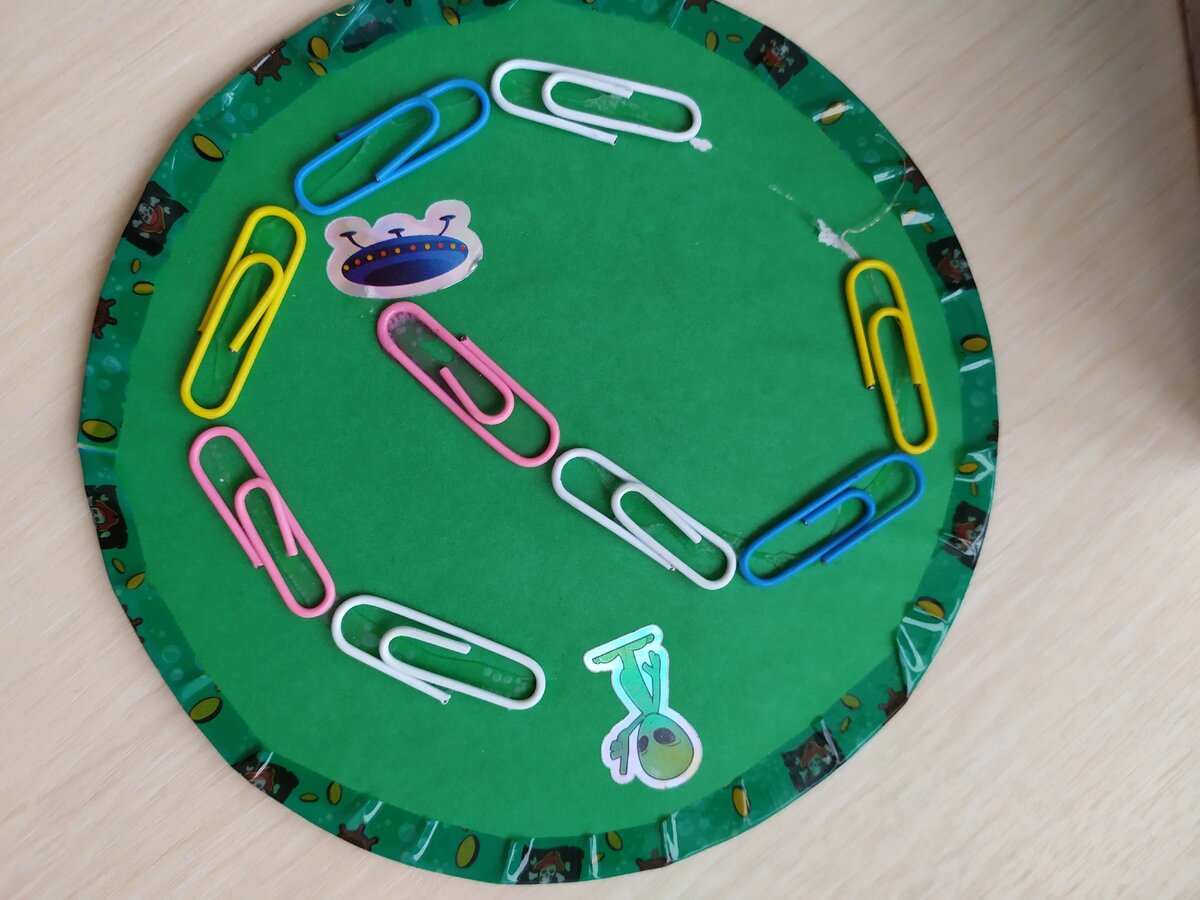 По скрепочкам.