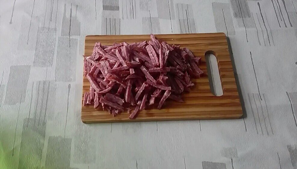 Нарезаем копчёную колбасу 200 гр