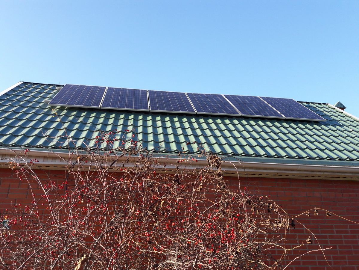 
Установка производилась на специальные комплекты креплений для солнечных модулей.
Электростанция строилась на основе гибридных инверторов Ecovolt Sunrise 4048M (4 кВт, 48В, MPPT 60A), соединённых с помощью плат параллельного соединения. Которые позволяют объединить в трехфазную сеть эти инверторы, а так же имеют возможность последовательного соединения инверторов для увеличения мощности однофазной сети, максимальная 24кВт.