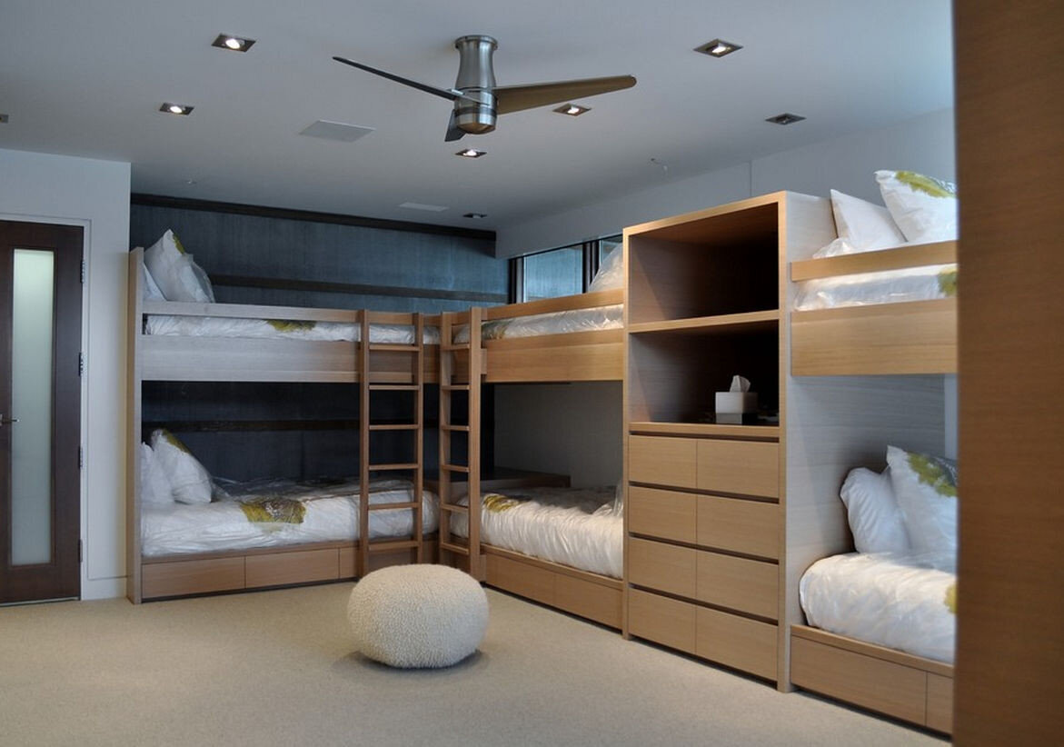 Двухэтажный спальный. Современные двухъярусные кровати. Спальня с двухъярусной кроватью. Кровати для многодетных семей. Спальня для многодетной семьи.