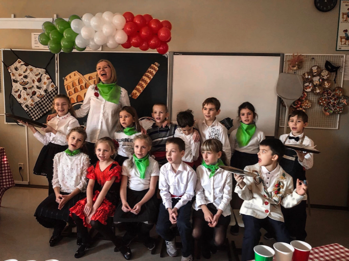 Ученики 2 «А» класса и воспитатель Анна Васильевна Миронова / Фото: Елизавета ТИМОФЕЕВА 
