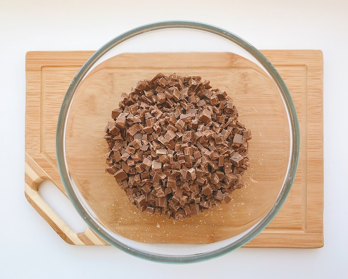 Кусочки молочного шоколада