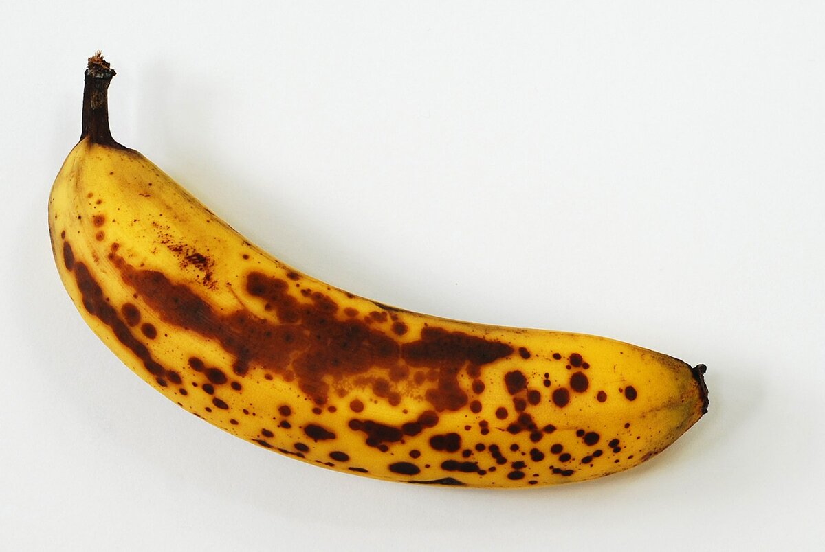 Почему чернеют бананы. Тигровые бананы. Спелый банан. Переспелый банан. Банан с пятнышками.