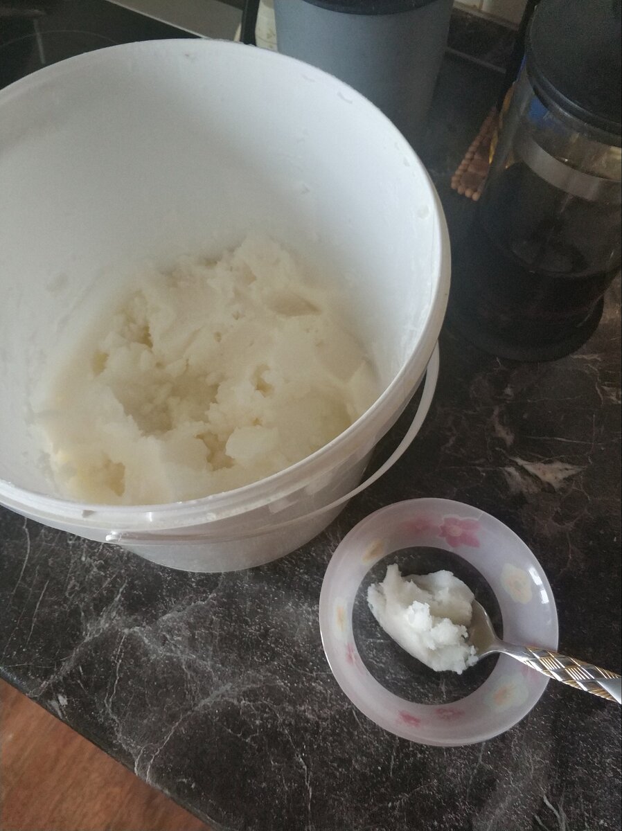 Ложка кокосового маслаЧайная ложка жидкого уходового масла