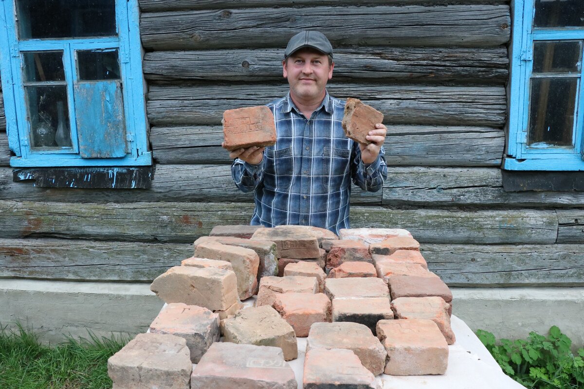 Аўтар з калекцыяй цэглаў, знойдзеных у вёсцы Паганцы Светлагорскага раёна. 2018 год