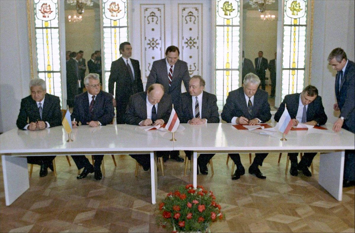 https://upload.wikimedia.org/wikipedia/commons/4/43/RIAN_archive_848095_Signing_the_Agreement_to_eliminate_the_USSR_and_establish_the_Commonwealth_of_Independent_States.jpg