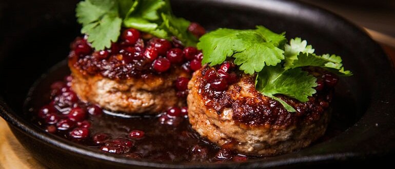  Котлетки из кабана под брусничным соусом