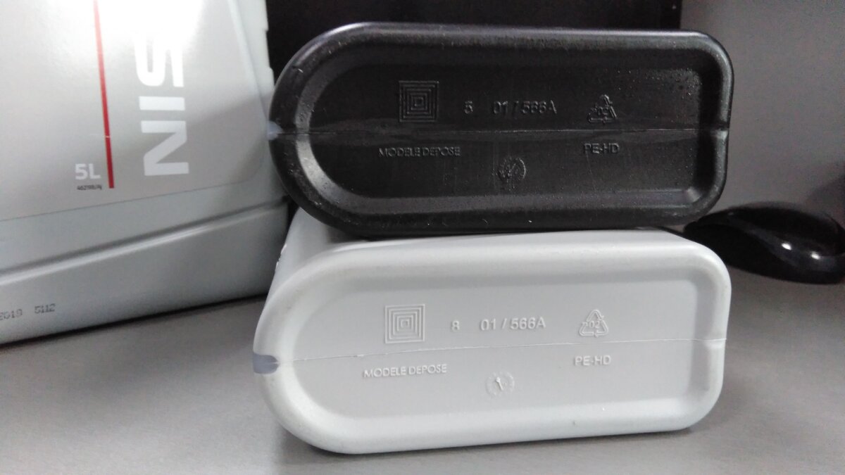 Нижняя часть литровых канистр