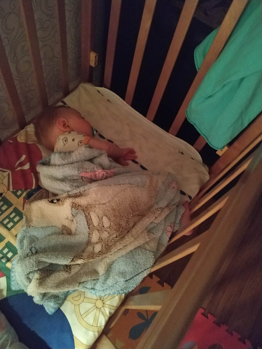 Спать поперек кровати у нас норма