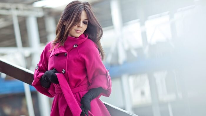 Яркий женский образ с пальто (Фото: bi.gazeta.pl)