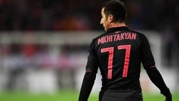 В футболе уже ушли те времена, когда в стартовом составе команды на поле появлялись футболисты в неименных футболках с обычными номерами от одного до одиннадцати. В нынешнее время, когда настолько развит маркетинг, куда выгоднее закреплять на определенный срок игровой номер за тем или иным футболистом, фактически вынуждая его поклонников периодично обновлять свой «фанатский гардероб».
