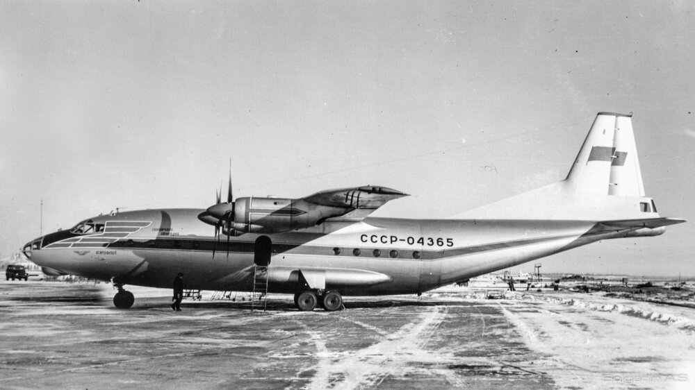 Ан-12 б/н СССР-04365 а/п г.Хабаровск, 1965 год. Фото: Болгарин Александр Степанович.