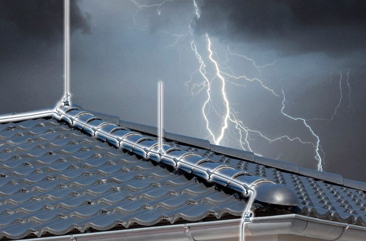 Молниеотвод на крыше дома