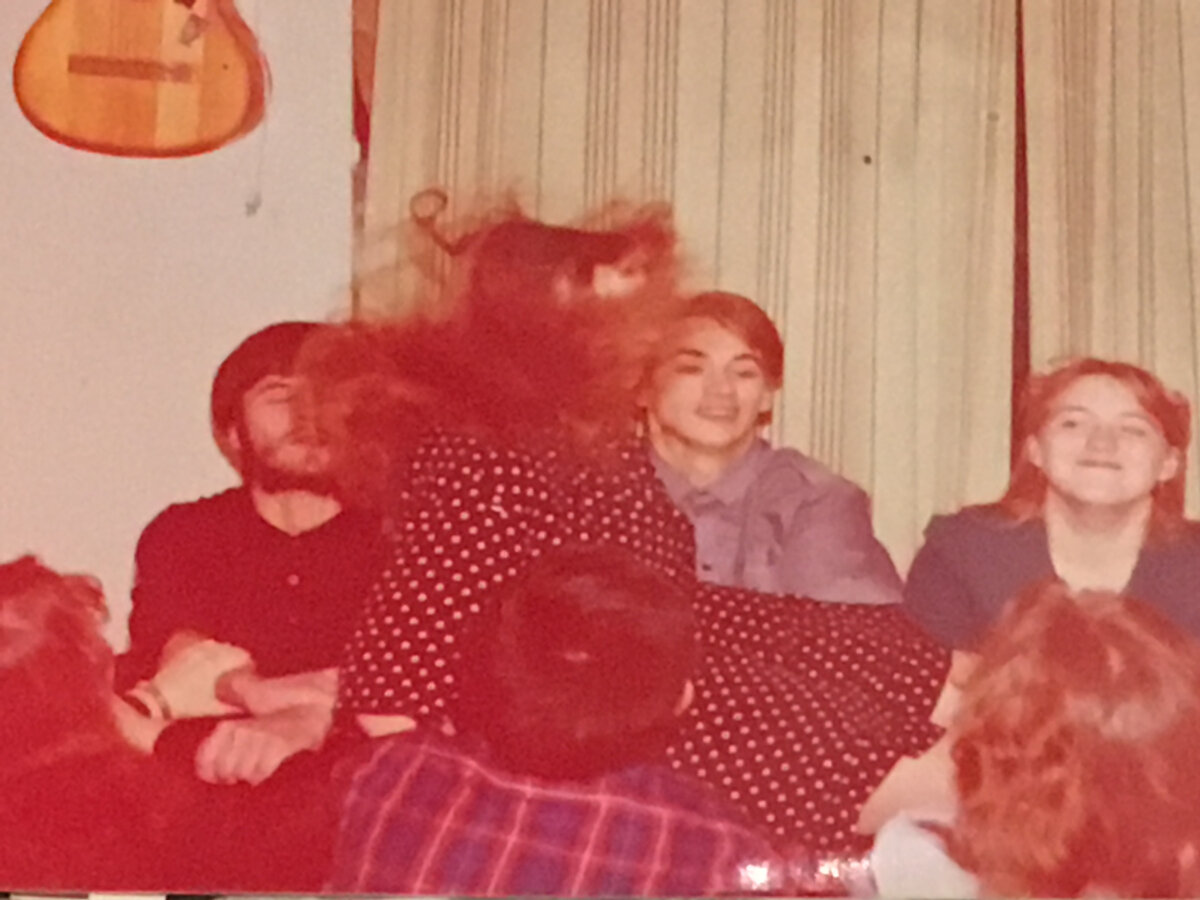 Момент "приземления" на руки участников. Авторское фото.