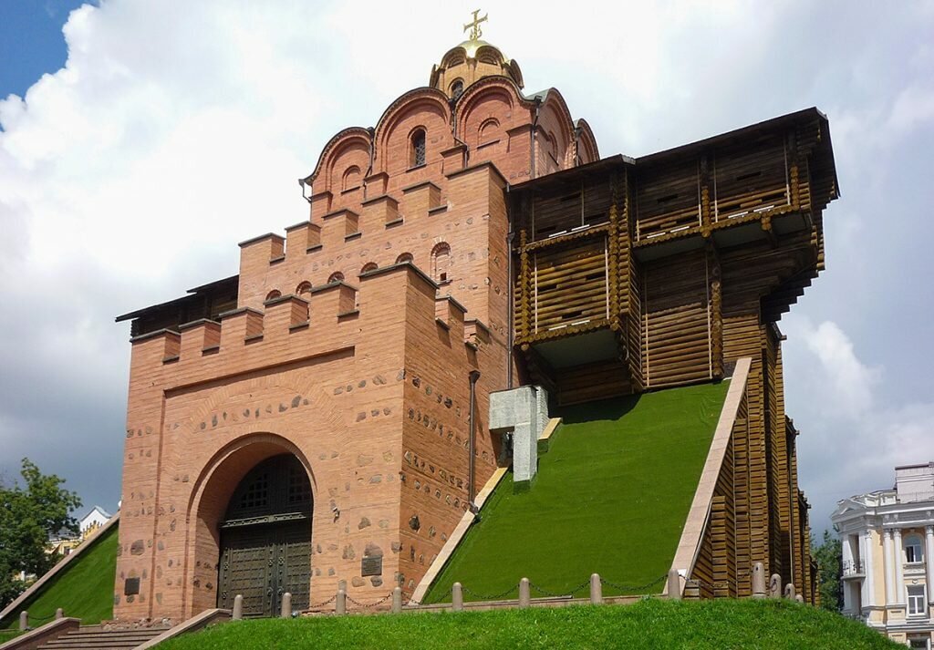 Золотые ворота в Киеве (источник: https://avatars.mds.yandex.net/get-zen_doc/1064817/pub_5c9c607f9baebb00b5a4c814_5c9c60e1fa932f00b4b38bb9/scale_1200)