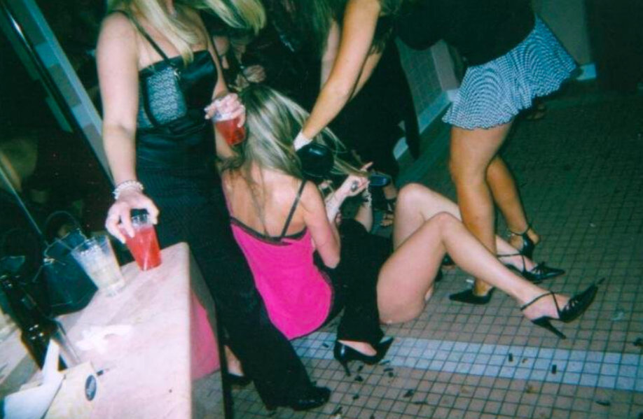 Пьяные в туалетах ночных клубов. Фото пьяных красивых девушек. Девушка после дискотеки. Пьяные девушки в кафе. Пьяные девушки в клубе.
