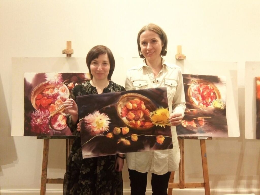 «Георгин и физалис» Картина в руках у Наталии Поповой — Профессионального Художникна и Анны Чепурной-Олейник на её мастер-классе 2020 год