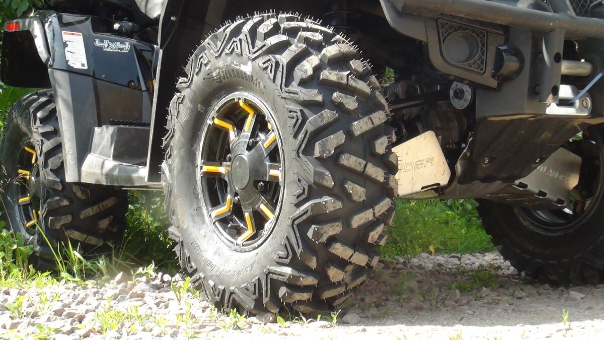 Универсальная резина на литых дисках и алюминиевая защита.