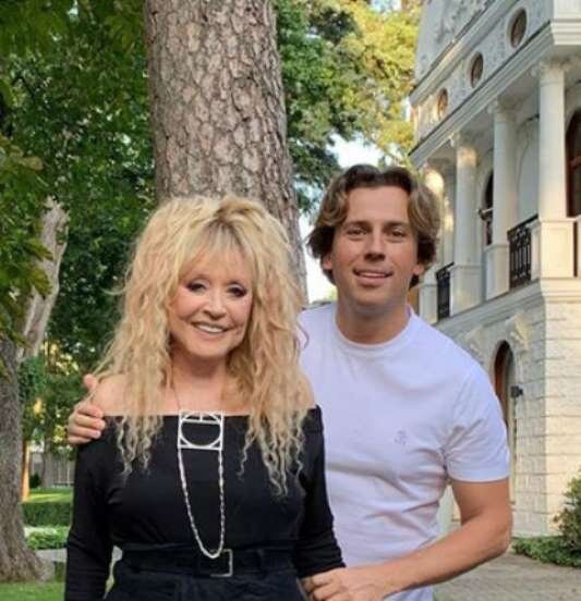 За 15 лет отношений Максим Галкин и Алла Пугачева еще не утратили романтических чувств другу к другу. Об этом свидетельствует подарок, который решил преподнести шоумен супруге. С помощью поклонников творчества Примадонны Максим подготовил песню, которую фанаты спели хором, держа в руках плакаты с надписью «С весной!». Таким способом почитатели творчества Пугачевой решили поздравить своего кумира с первым днем весны.

Видео с исполнением Галкин выложил на свою страницу в соцсетях. «Поклонники Аллы подготовили ей такой сюрприз! Алла их поблагодарила и оставила всем автографы, а я пофотался за двоих. Спасибо вам ребята за верность творчеству Аллы и за сохранение традиции её весеннего праздника!» — написал он в комментариях.Разумеется, подписчики звезды не остались равнодушными после такого трогательного видео.  В комментариях они назвали звездных супругов идеальной парой, в отношениях которой царит гармония. Стоит отметить, что в последнее время Алла Борисовна и Максим проводят все меньше времени друг с другом. Постоянные гастроли и деловые поездки Галкина, попросту, не позволяют этого делать.