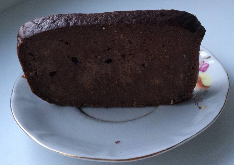 Вот такой аппетитный "шоколадный" ломтик от данного бисквита получился. Можно его есть как отдельно в качестве десерта, так и очень вкусно на перекус с сыром сверху