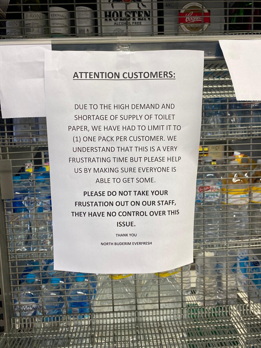 Пустые полки, где раньше стояла туалетная бумага в Австралии