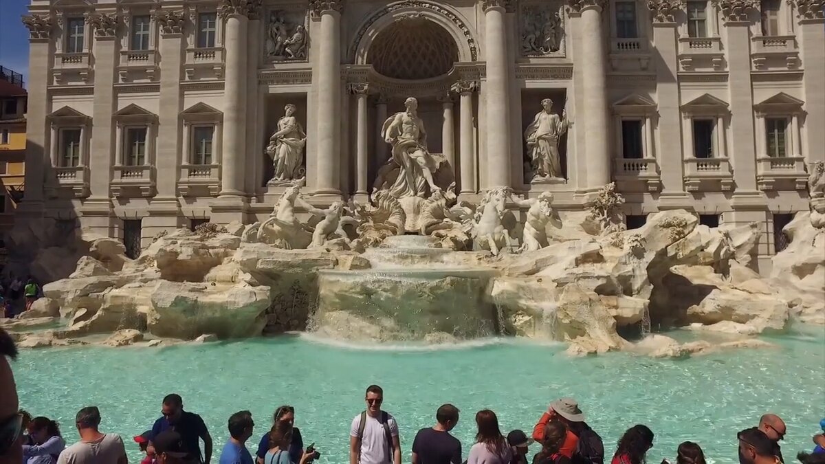Фонтан ди Треви летом