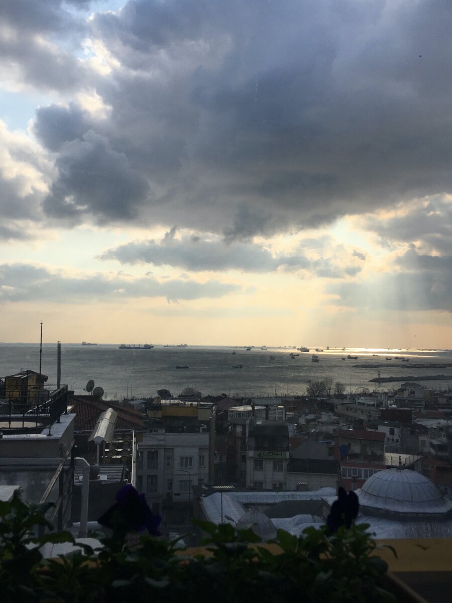 Вид на мраморное море с веранды кафе "Моя терраса" в Стамбуле