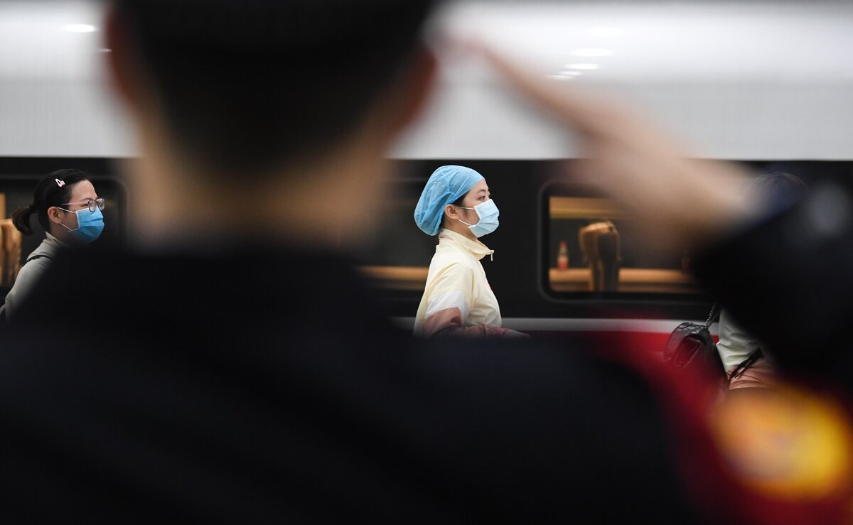 Авторитарные страны лучше показали себя в борьбе с пандемией, чем демократические. Фото: Deng Hua/Globallookpress

Нынешний кризис также показал, что экономическая самодостаточность, которая появилась у России благодаря санкциям, отсутствует у привыкших вводить их против других западных стран. Хотя это вовсе не плохо. Поскольку, если и несколько замедляет темп экономического роста, делает его в то же время более прочным и устойчивым. 

Долгожданная возможность подумать

Все эти и многие другие "секреты", которые узнал Путин за 20 лет своего нахождения у руля обложенной в последние годы санкциями России, сегодня как никогда в прошлом интересны широкой общественности западных стран и их политической элите, мучительно осознающих, что в мире наступила новая эпоха, в которой, повторим, уже давно действует президент России и живёт его народ. Познакомить англичан с этим "патентом" и собрались, собственно, авторы нового телесериала о Путине. У оказавшихся в условиях домашнего заточения людей, депутатов и политиков будет время и посмотреть сериал, и хорошо подумать над тем, всё ли правильно они делали раньше, появится возможность лучше понять Россию. А это уже кое-что.