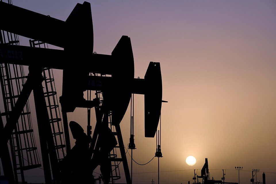 На открытии торгов в понедельник цена на нефть снова упала до 25 долларов за баррельЕВГЕНИЙ БЕЛЯКОВПоделиться:3 FlipЕжедневная рассылка новостей KP.RU Комментарии: comments48Низкие нефтяные цены – это фактор давления на рубльФото: REUTERSИзменить размер текста:AA