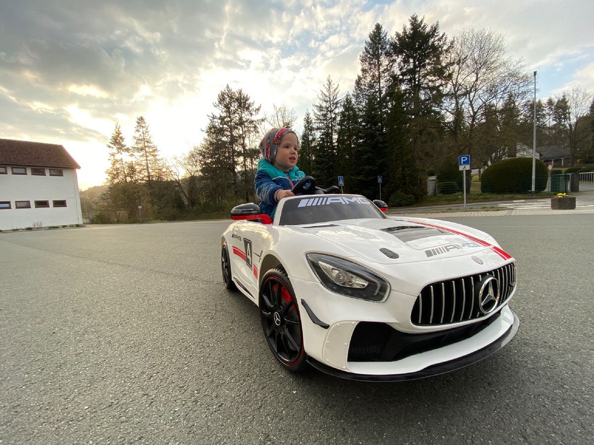 Гуляем возле дома с сыном