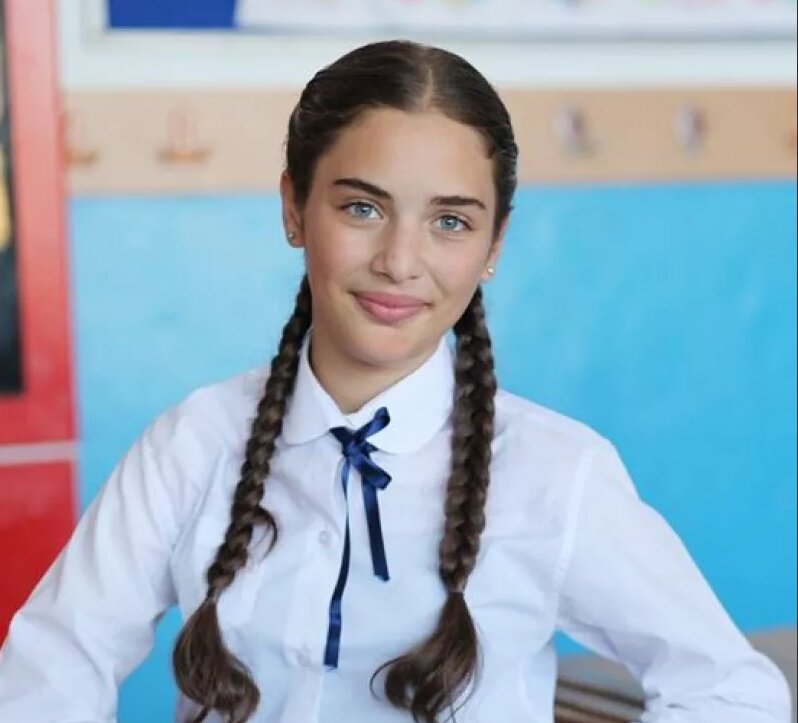 Маленькая невеста турецкий. Чагла Шимшек. Маленькая невеста Зехра. Чагла Шимшек турецкая актриса. Маленькая невеста турецкий сериал