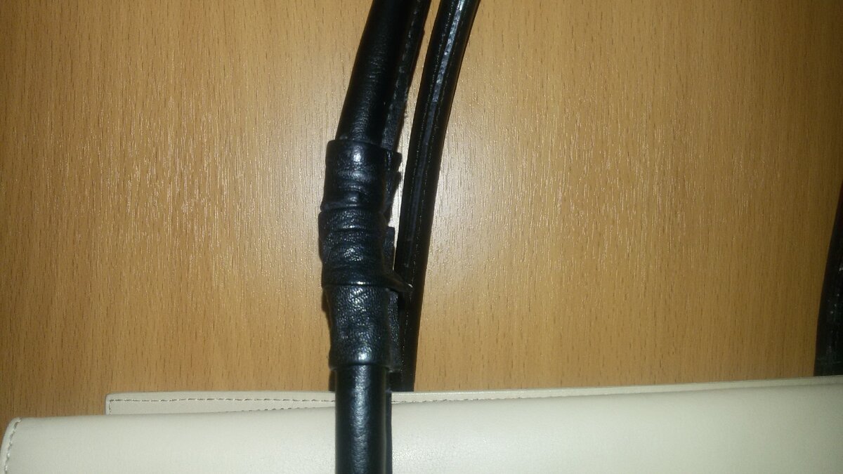 Изолента на ручке сумки. Фотография из архива мультимастерской