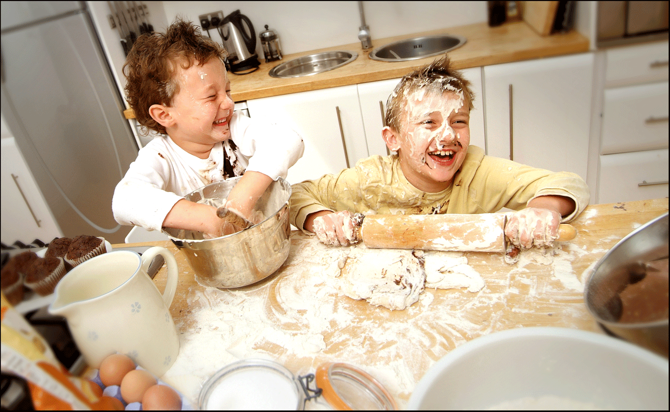 Мужчина с ребенком на кухне