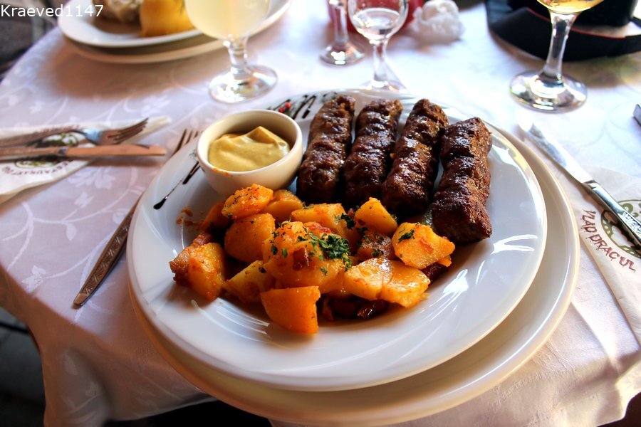 Эти мичи мы вкушали в румынском городе Сучава. Поданы с обжаренным картофелем и горчицей