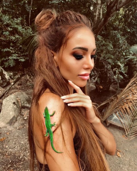 «Ему 28 лет, но он очень взросло выглядит. Он живёт в Киеве. У него нет жены, не был в браке, потому что для меня это табу... Мне нужен зрелый мужчина, целеустремлённый, если сказал — сделал. Он мне всегда пишет и звонит. Если до этого были парни, которые писали, а потом пропадали на несколько дней, то он всегда на связи», — поделилась Юля.

По словам Белой, мужчина уже готов забрать ее с проекта. Он настроен на семью и поинтересовался, сможет ли Юля к нему переехать. Юля совсем не против переезда, она всегда хотела переехать жить за границу. Мужчина был готов забрать ее с проекта сразу, но белая намерена добиться всего сама и купить себе квартиру, завести бизнес.
