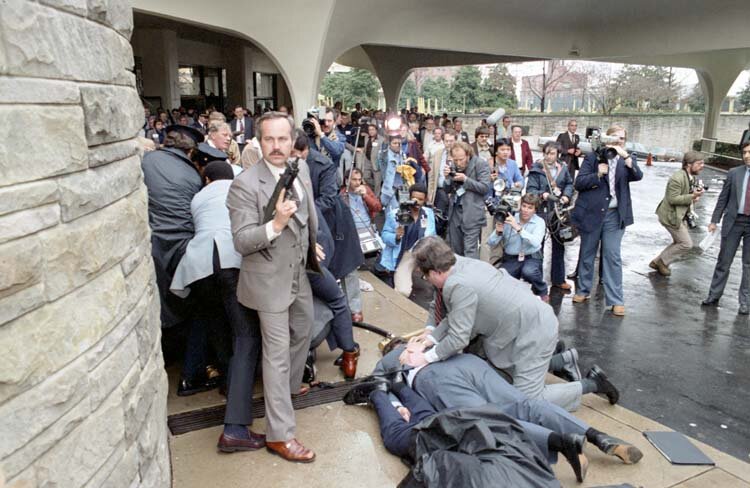 Фото с места покушения на Рейгана