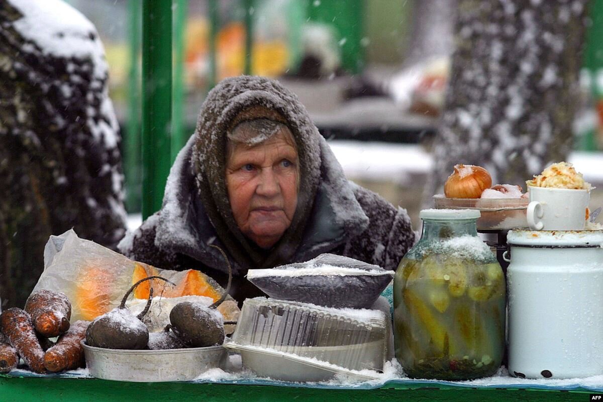 Малоимущий пенсионер. Старенькая бабушка голодная. Фото малоимущих пенсионеров.