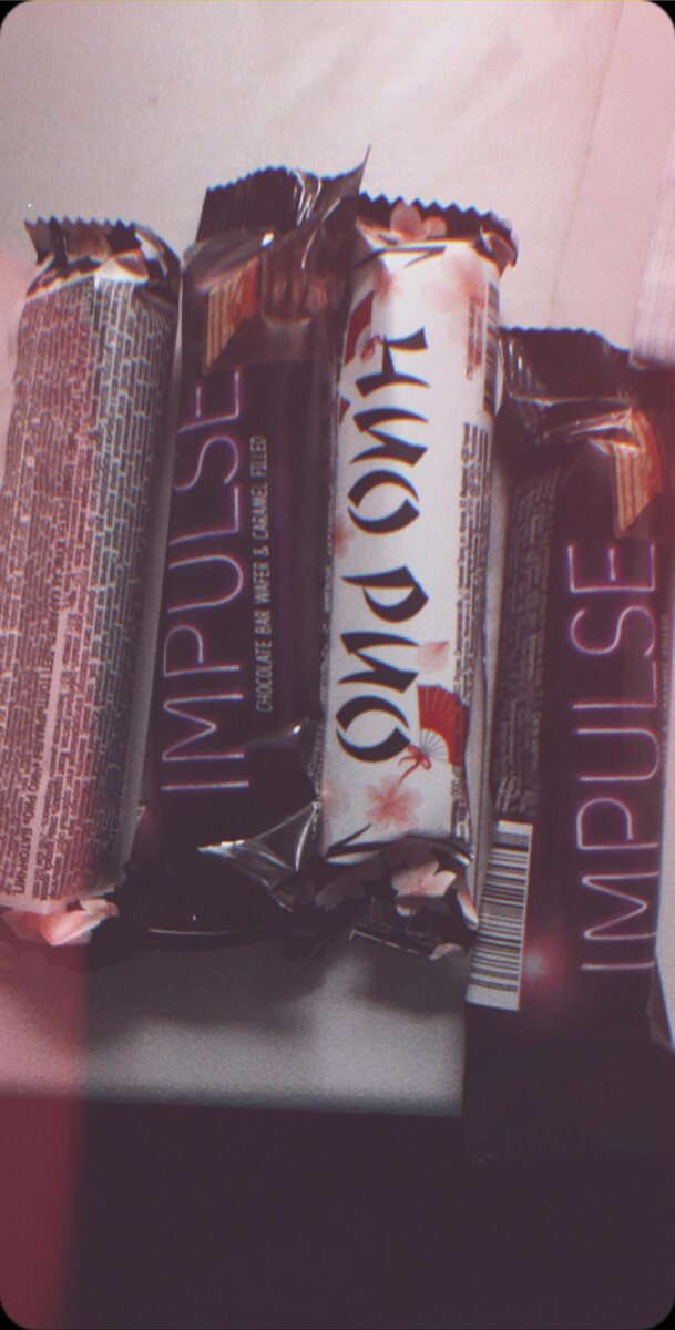  Все мы любим побаловать себя сладким,а особенно батончиками. В спешке на работу или на перекусы мы всегда берём в рот что нибудь, например: БАТОНЧИКИ, но думали ли мы что входит в состав. А дополнительно к нему в состав входят вкусовые добавки, шоколад и подсластители. Для скрашивания суровых спортивных будней, так сказать.
Но при этом протеиновый состав таких батончиков очень сильно отличается от такового у специализированных белковых препаратов. Так, основу большинства батончиков составляют желатин и коллаген, больше нужные не столько для обеспечения организма белками, сколько для поддержания формы и структуры самого батончика.
По эффективности своей в организме и коллаген, и желатин сильно уступают высококачественным классическим видам протеина – сывороточному, например, или яичному. Кроме того, протеиновые батончики, которые содержит много сахара и большое количество углеводов, не особенно полезны как для зубов, так и для пищеварения.
А о добавках и подсластителях, входящих в состав протеиновых батончиков, лучше и вообще ничего не говорить. О разнообразных Е-наполнителях и ароматизаторах и так достаточно много информации.
Вред
Тем не менее, считать протеиновые батончики, состав которых мало чем отличается от других кондитерских изделий, настоящими исчадиями кулинарного ада не стоит. Они – просто игра на одержимости спортсменов своим увлечением и любимым занятием. Поэтому, если хочется съесть сладкий спортивный батончик – ешьте, никакого особого вреда организму не подарит. Но с тем же успехом и результатом можно съесть и обычную шоколадку, насладившись давно забытым вкусом.
В конечном итоге, здесь работает правило: нарушения режима – тоже часть режима. И порадовать себя время от времени любимыми сладостями можно. Равно как и подзарядиться белковой конфетой в зале.
Где купить протеиновые батончики?
Продажа батончиков достаточно распространена, их всегда можно найти там, где есть спортивное питание. Кроме того, они встречаются в аптеках, крупных магазинах и гипермаркетах (например, Ашан). Удобнее, конечно, покупать в интернет-магазинах, где зачастую очень большой выбор как производителей, так и вкусов. Да и часто там дешевле, особенно с учетом предлагаемых скидок постоянным покупателям.
Для покупки рекомендуем интернет-магазины:
iHerb.com (промокод "JLP325" на скидку на 5$),
esly-sily.net,
Power Way.
Чем «Сникерс» лучше протеинового батончика
Учитывая же, сколько стоит протеиновый батончик, можно окончательно убедиться в его бесполезности. Особенно, если сравнить по составу стандартный «качковсчкий» батончик и не менее известный… ну, скажем, «Сникерс».
Действительно, набор вкусовых добавок, шоколада и Е-компонентов в обоих конкурентах примерно одинаков. При этом главные отличия в составе этих двух образцов кондитерской промышленности заключаются в том, что вместо нуги и карамели «Сникерса» протеиновый батончик содержит желатин и глицерин. В одном – малополезные сахара, в другом – настолько же малополезные низкокачественные белки. Вообщем, польза и того, и другого продукта довольно сомнительна.