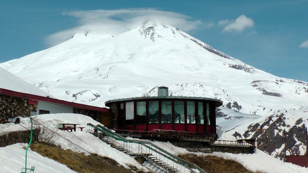 https://cdn.pixabay.com/photo/2015/07/08/19/30/elbrus-836785_1280.jpg