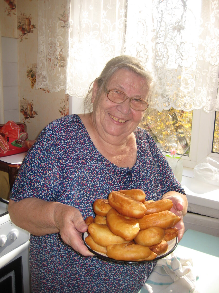 Фото бабушки пекущей пироги