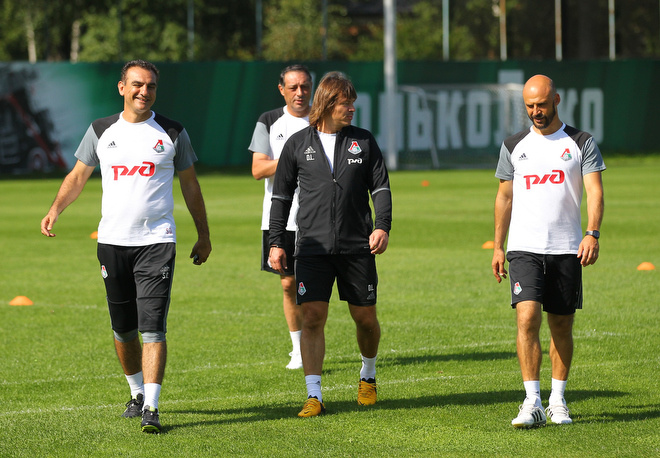 Тренерский штаб Локомотива на тренировке в баковке 