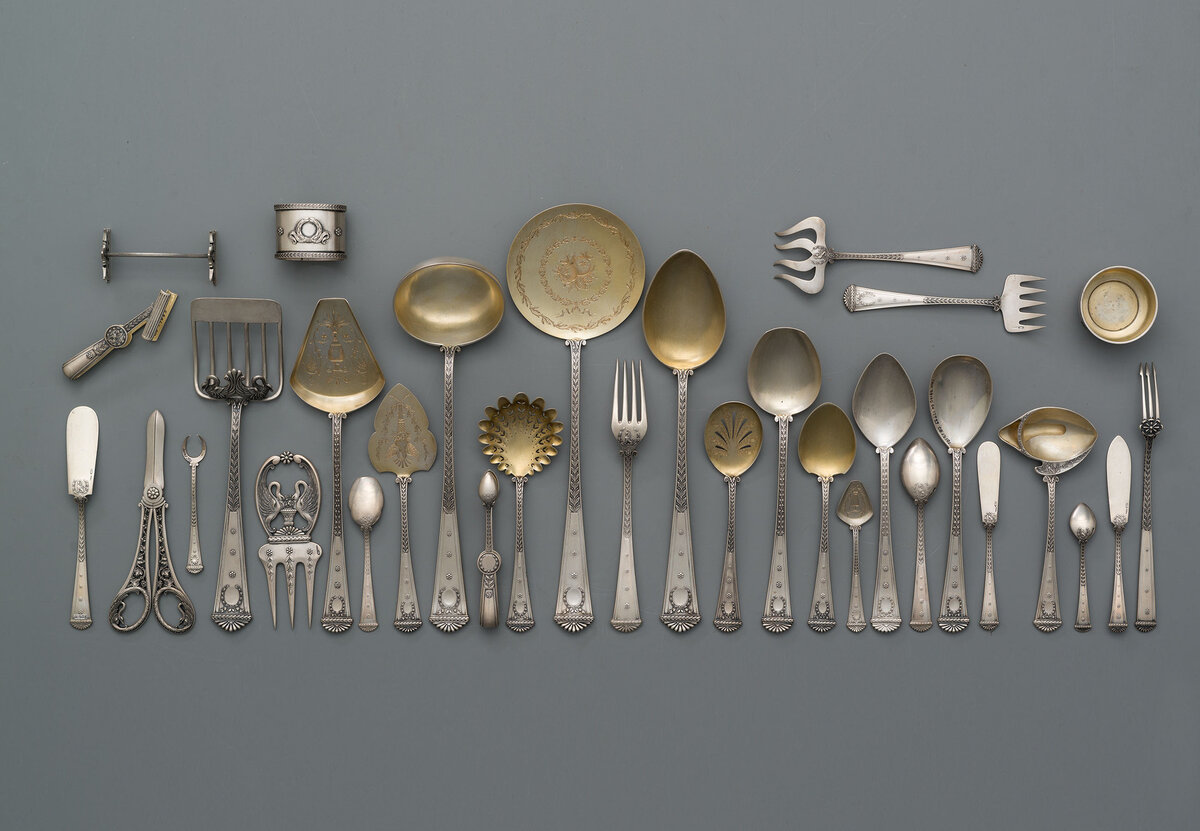 Демонстрационный комплект серебряных столовых приборов из пятидесяти различных предметов декорирован в стиле неоклассицизма. Россия. 1912–1916 гг. ГИМ