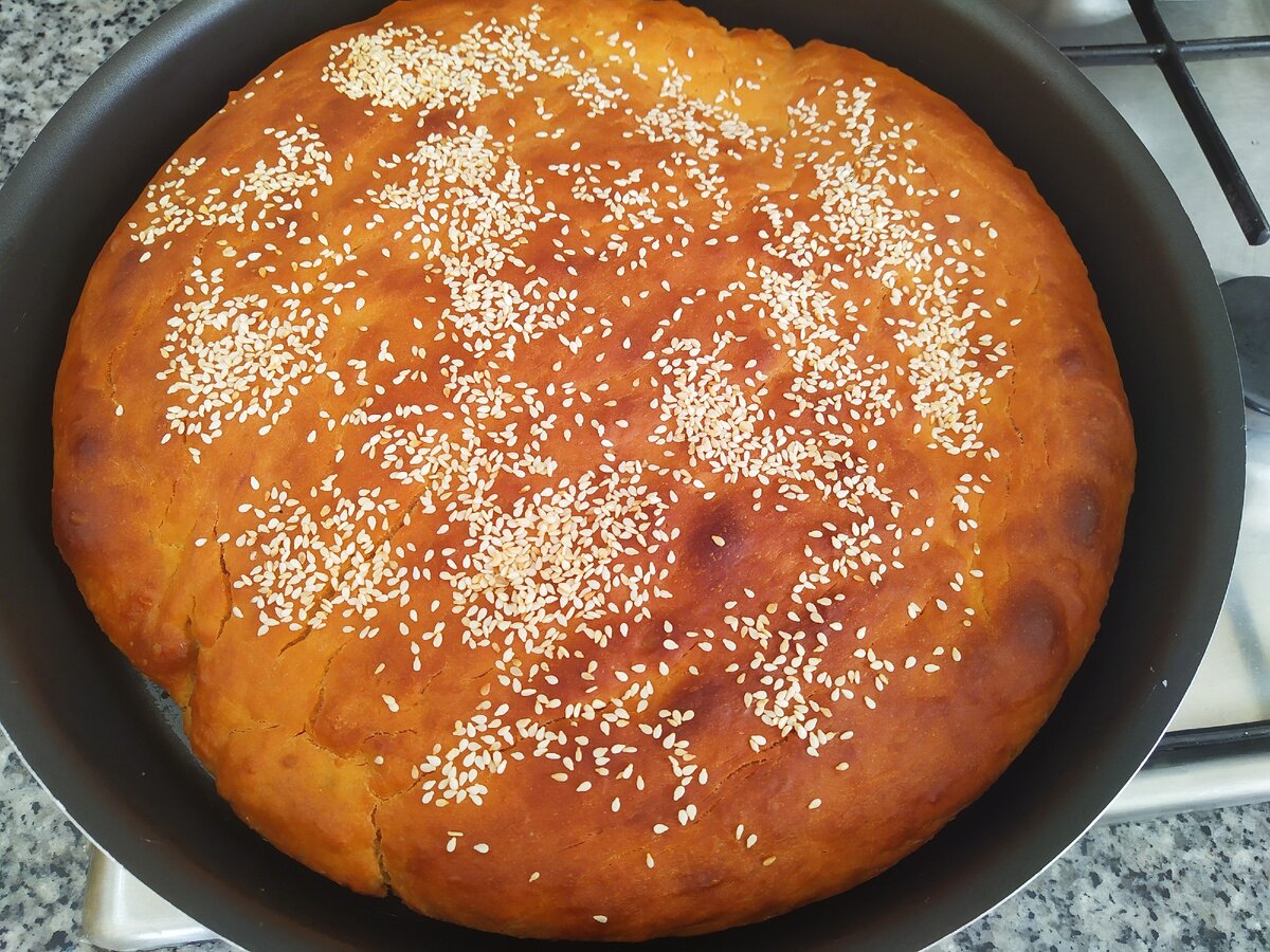 Вот такой лаваш приготовила вместо хлеба. Только что достала из духовки, он ещё горячий.