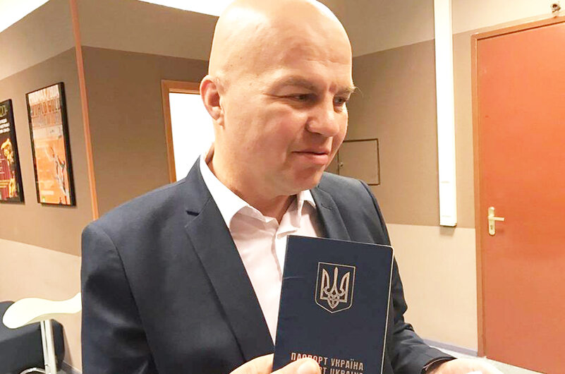 Вячеслав и украинский паспорт. Источник фото - Яндекс Картинки
