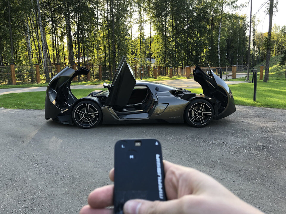Marussia B1 уникальна еще и тем, что ее двери открываются только с пульта ДУ. Очень эффектно, совсем не удобно. 