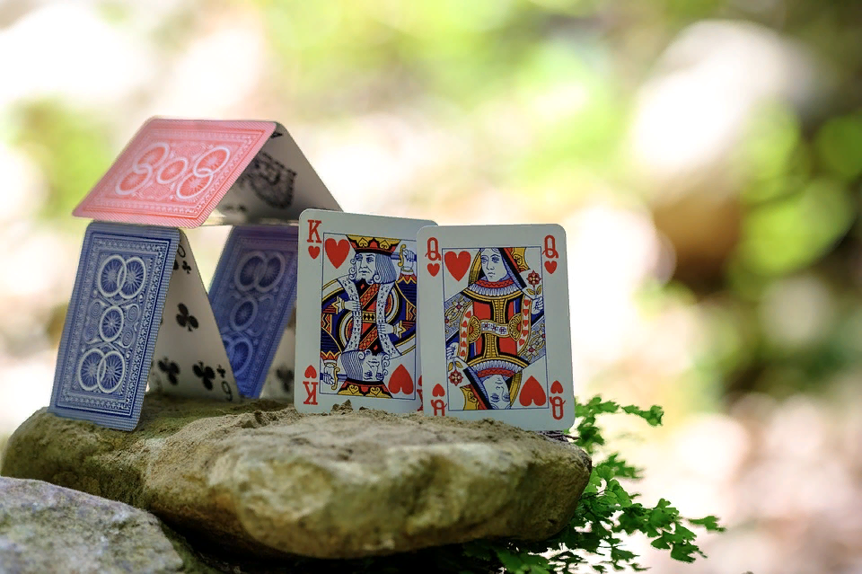 https://pixabay.com/ru/photos/колода-трюки-главная-шашки-король-3651904/