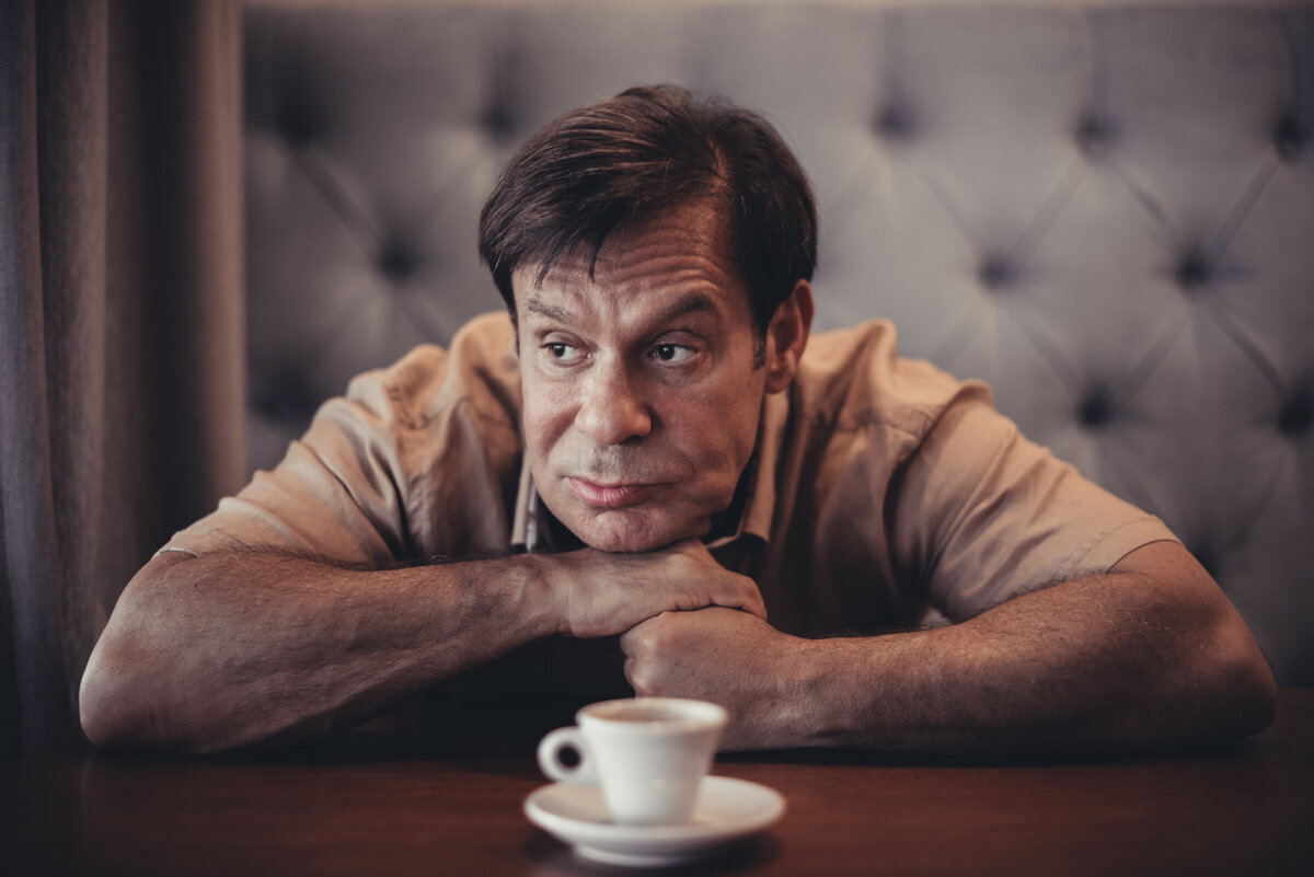 Шифрин: Честно говоря, уже с трудом перевариваю слово "методичка". Я понимаю, что кто-то их пишет, кто-то читает, а кто-то им следует. Но, если унять пылкое воображение, кто-то вполне обходится и без них. И я уверен, что большая часть моих друзей и комментаторов вполне самостоятельны в своих идеях и мнениях.
Конспирология - вот что отравляет жизнь среднестатистического сетевого борца за правду. Я даже стесняюсь напомнить что банан - это иногда просто банан, а не госдеповская или кремлевская печенька.