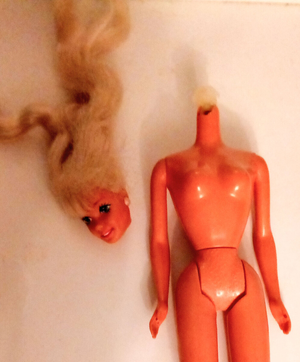 Здесь вроде получше видно, какая мочалка вместо волос у нее была.