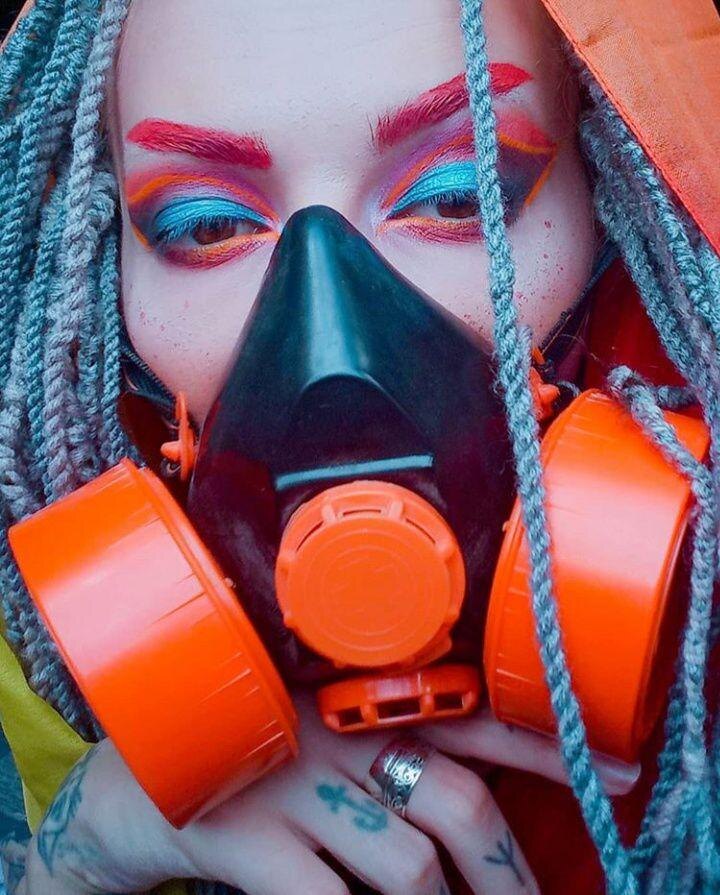 Само слово toxik - токсичный, подразумевает, что цвета должны быть максимально насыщенными и яркими. Идеально подойдут кислотные пигменты, но если у Вас их нет, можно придать насыщенности с помощью обычной белой подложки и любых красок для рисования.  