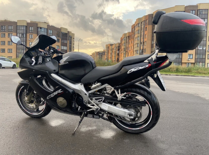 Honda CBR 600F4i 2005 года выпуска с пробегом в 37.000 км. Цена 250.000 рублей.